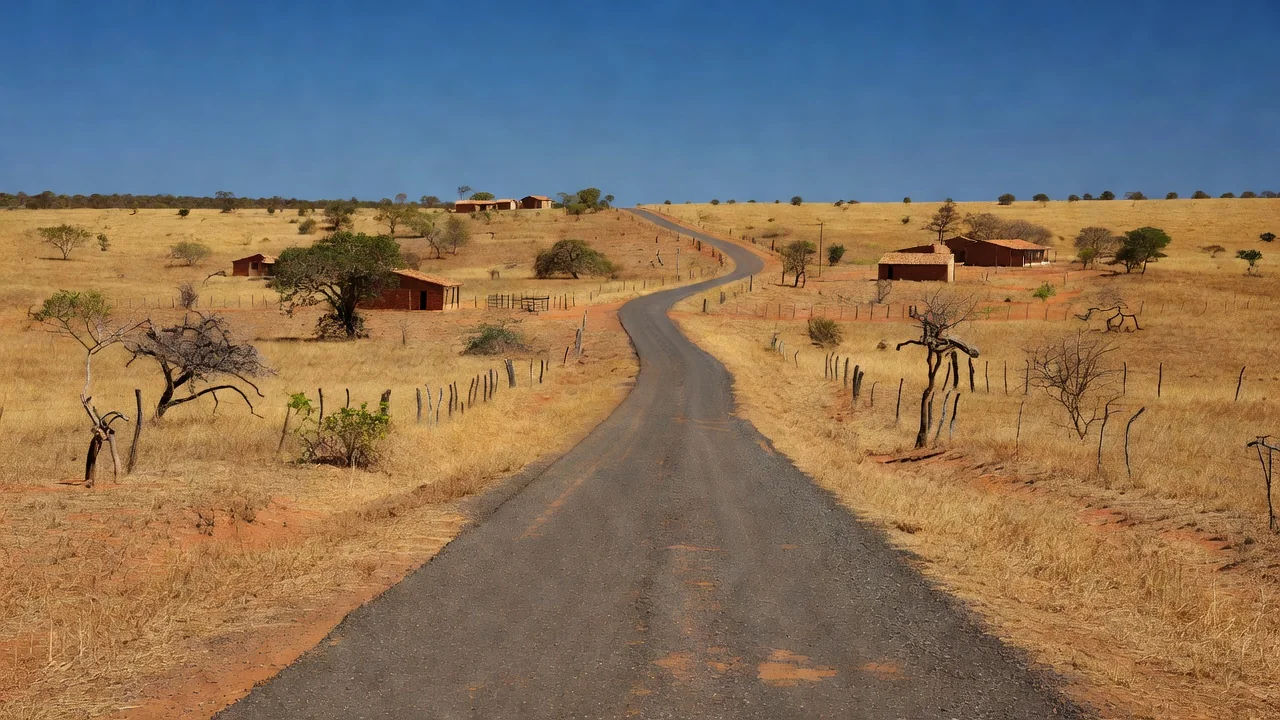 Estrada asfaltada no interior da Bahia e uma placa de município